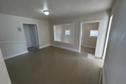 House in Miami, Florida 4 bedrooms, 102.19 sq.m. № 2260787 - photo 9
