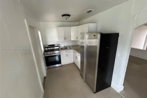 House in Miami, Florida 4 bedrooms, 102.19 sq.m. № 2260787 - photo 6