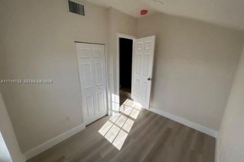 House in Miami, Florida 4 bedrooms, 102.19 sq.m. № 2260787 - photo 13