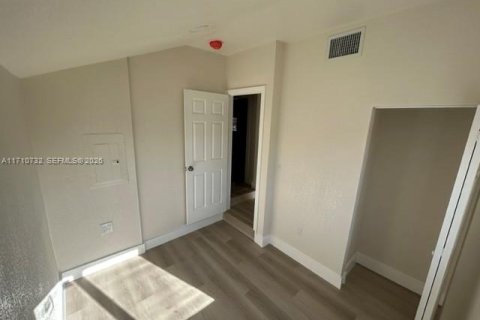House in Miami, Florida 4 bedrooms, 102.19 sq.m. № 2260787 - photo 12