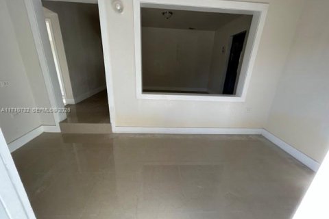 House in Miami, Florida 4 bedrooms, 102.19 sq.m. № 2260787 - photo 14