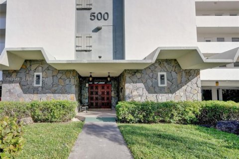 Condo in Hallandale Beach, Florida, 1 bedroom  № 2066807
