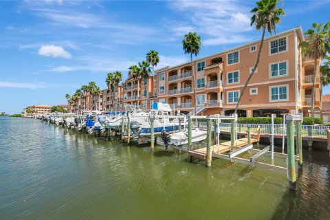 Condo in Tampa, Florida, 1 bedroom  № 1827267 - photo 1