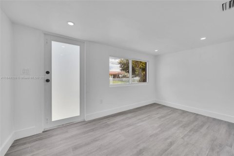 House in Miami, Florida 3 bedrooms, 127.83 sq.m. № 1852019 - photo 4