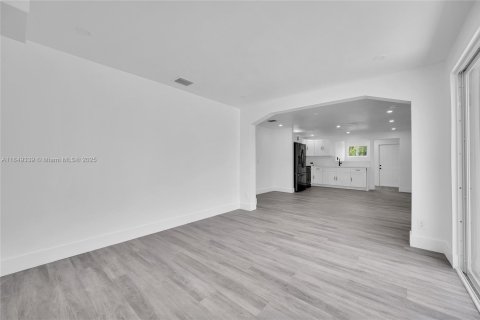 House in Miami, Florida 3 bedrooms, 127.83 sq.m. № 1852019 - photo 6