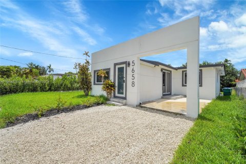 House in Miami, Florida 3 bedrooms, 127.83 sq.m. № 1852019 - photo 1