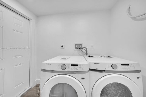 House in Miami, Florida 3 bedrooms, 127.83 sq.m. № 1852019 - photo 12