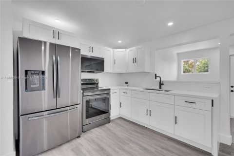 House in Miami, Florida 3 bedrooms, 127.83 sq.m. № 1852019 - photo 8