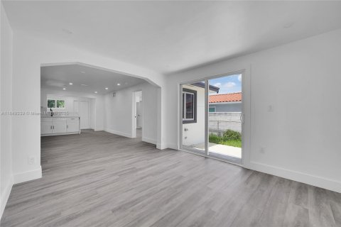 House in Miami, Florida 3 bedrooms, 127.83 sq.m. № 1852019 - photo 7