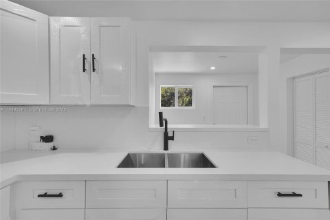 House in Miami, Florida 3 bedrooms, 127.83 sq.m. № 1852019 - photo 9