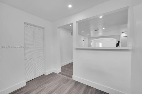 House in Miami, Florida 3 bedrooms, 127.83 sq.m. № 1852019 - photo 11