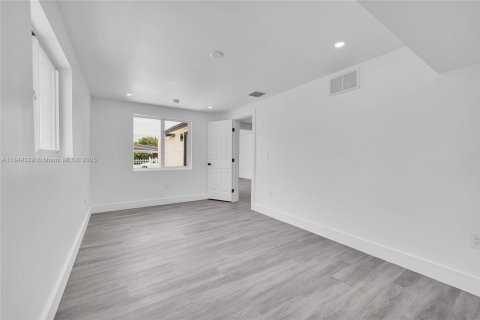 House in Miami, Florida 3 bedrooms, 127.83 sq.m. № 1852019 - photo 22