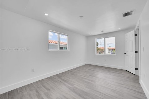 House in Miami, Florida 3 bedrooms, 127.83 sq.m. № 1852019 - photo 21