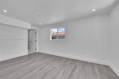 House in Miami, Florida 3 bedrooms, 127.83 sq.m. № 1852019 - photo 20