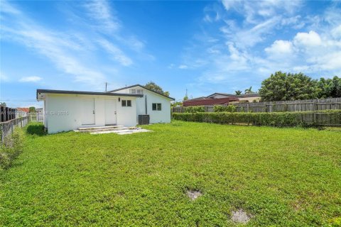 House in Miami, Florida 3 bedrooms, 127.83 sq.m. № 1852019 - photo 26