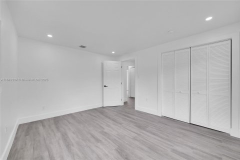 House in Miami, Florida 3 bedrooms, 127.83 sq.m. № 1852019 - photo 19