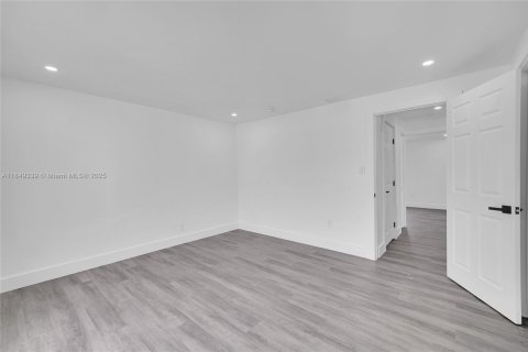 House in Miami, Florida 3 bedrooms, 127.83 sq.m. № 1852019 - photo 14