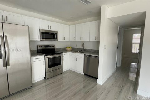 Снять в аренду кондоминиум в Корал-Спрингс, Флорида 2 спальни, 74.32м2, № 2007311 - фото 2