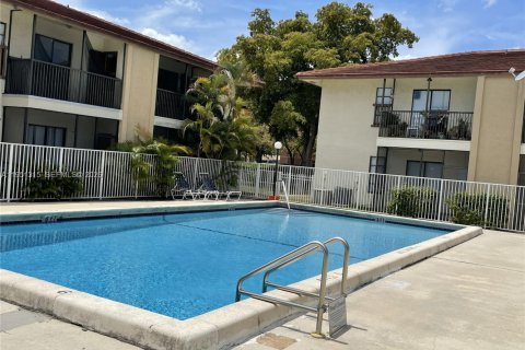 Снять в аренду кондоминиум в Корал-Спрингс, Флорида 2 спальни, 74.32м2, № 2007311 - фото 21