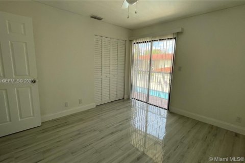 Снять в аренду кондоминиум в Корал-Спрингс, Флорида 2 спальни, 74.32м2, № 2007311 - фото 4