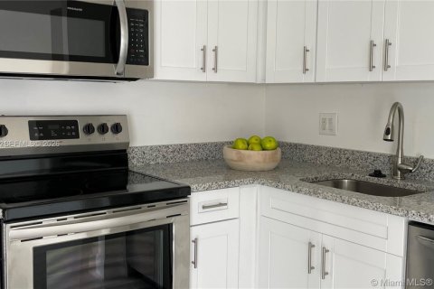 Кондоминиум с 2 спальнями в Корал-Спрингс, Флорида № 2007311