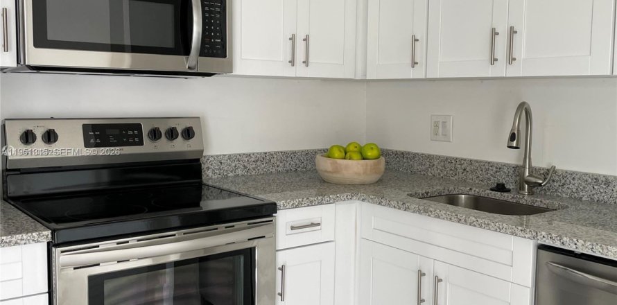 Кондоминиум с 2 спальнями в Корал-Спрингс, Флорида № 2007311