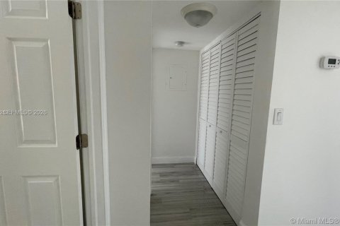 Снять в аренду кондоминиум в Корал-Спрингс, Флорида 2 спальни, 74.32м2, № 2007311 - фото 3