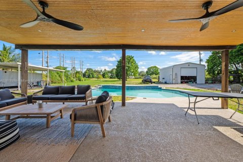 Купить виллу или дом в Саутвест-Ранчес, Флорида 4 спальни, 231.51м2, № 1981352 - фото 24