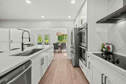 Купить виллу или дом в Саутвест-Ранчес, Флорида 4 спальни, 231.51м2, № 1981352 - фото 10