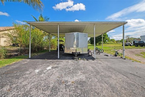 Купить виллу или дом в Саутвест-Ранчес, Флорида 4 спальни, 231.51м2, № 1981352 - фото 30