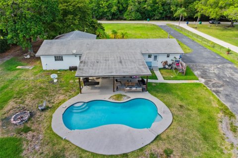 Купить виллу или дом в Саутвест-Ранчес, Флорида 4 спальни, 231.51м2, № 1981352 - фото 28