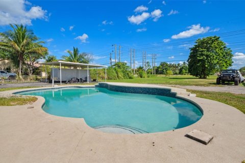 Купить виллу или дом в Саутвест-Ранчес, Флорида 4 спальни, 231.51м2, № 1981352 - фото 26