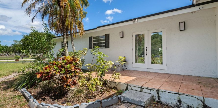 Дом в Саутвест-Ранчес, Флорида 4 спальни, 231.51м2 № 1981352