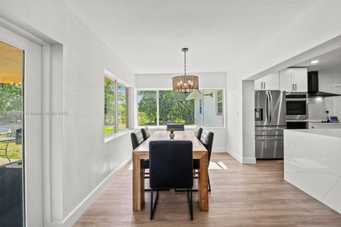 Купить виллу или дом в Саутвест-Ранчес, Флорида 4 спальни, 231.51м2, № 1981352 - фото 11