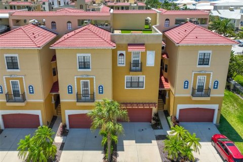 Townhouse in Apollo Beach, Florida 3 bedrooms, 256.69 sq.m. № 1609405 - photo 1