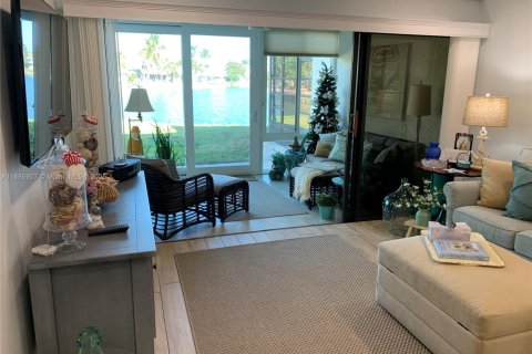 Condo in Stuart, Florida, 2 bedrooms  № 1945630 - photo 13