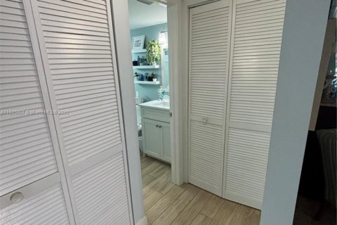 Condo in Stuart, Florida, 2 bedrooms  № 1945630 - photo 30