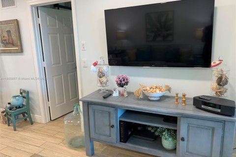 Condo in Stuart, Florida, 2 bedrooms  № 1945630 - photo 12