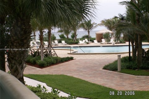 Condo in Hollywood, Florida, 1 bedroom  № 1725974 - photo 1