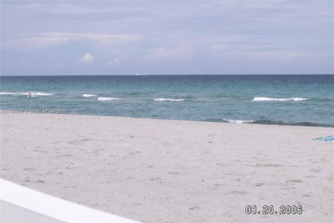 Condo in Hollywood, Florida, 1 bedroom  № 1725974 - photo 17