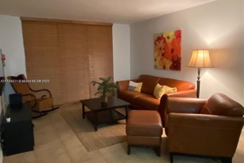 Condo in Hollywood, Florida, 1 bedroom  № 1725974 - photo 2