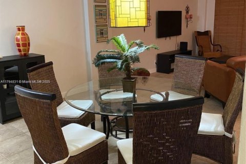 Condo in Hollywood, Florida, 1 bedroom  № 1725974 - photo 8