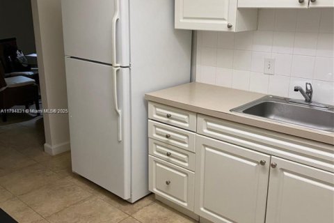 Condo in Hollywood, Florida, 1 bedroom  № 1725974 - photo 4