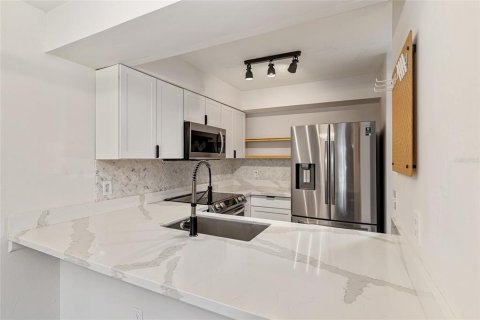 Condo in Gainesville, Florida, 2 bedrooms  № 1784908 - photo 11