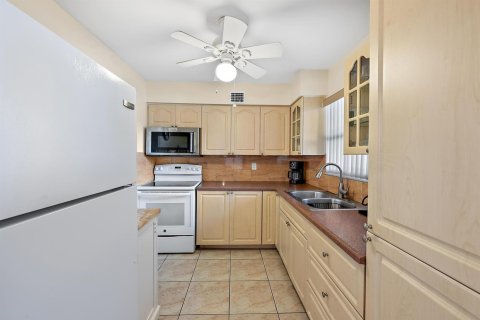 Condominio en venta en Palm Springs, Florida, 1 dormitorio, 83.7 m2 № 2242214 - foto 5