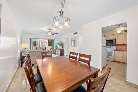 Condominio en venta en Palm Springs, Florida, 1 dormitorio, 83.7 m2 № 2242214 - foto 3