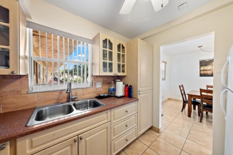 Condominio en venta en Palm Springs, Florida, 1 dormitorio, 83.7 m2 № 2242214 - foto 4