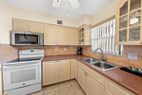 Condominio en venta en Palm Springs, Florida, 1 dormitorio, 83.7 m2 № 2242214 - foto 6