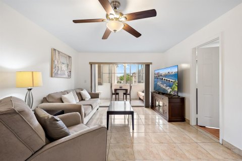 Condo in Palm Springs, Florida, 1 bedroom № 2242214