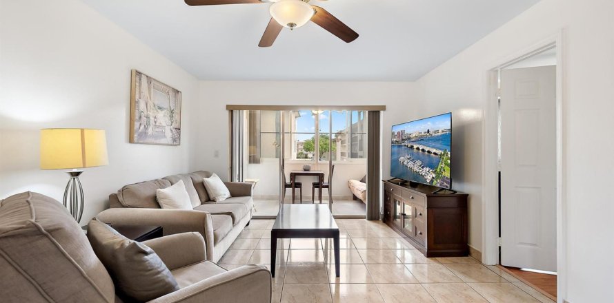 Condominio en Palm Springs, Florida, 1 dormitorio № 2242214